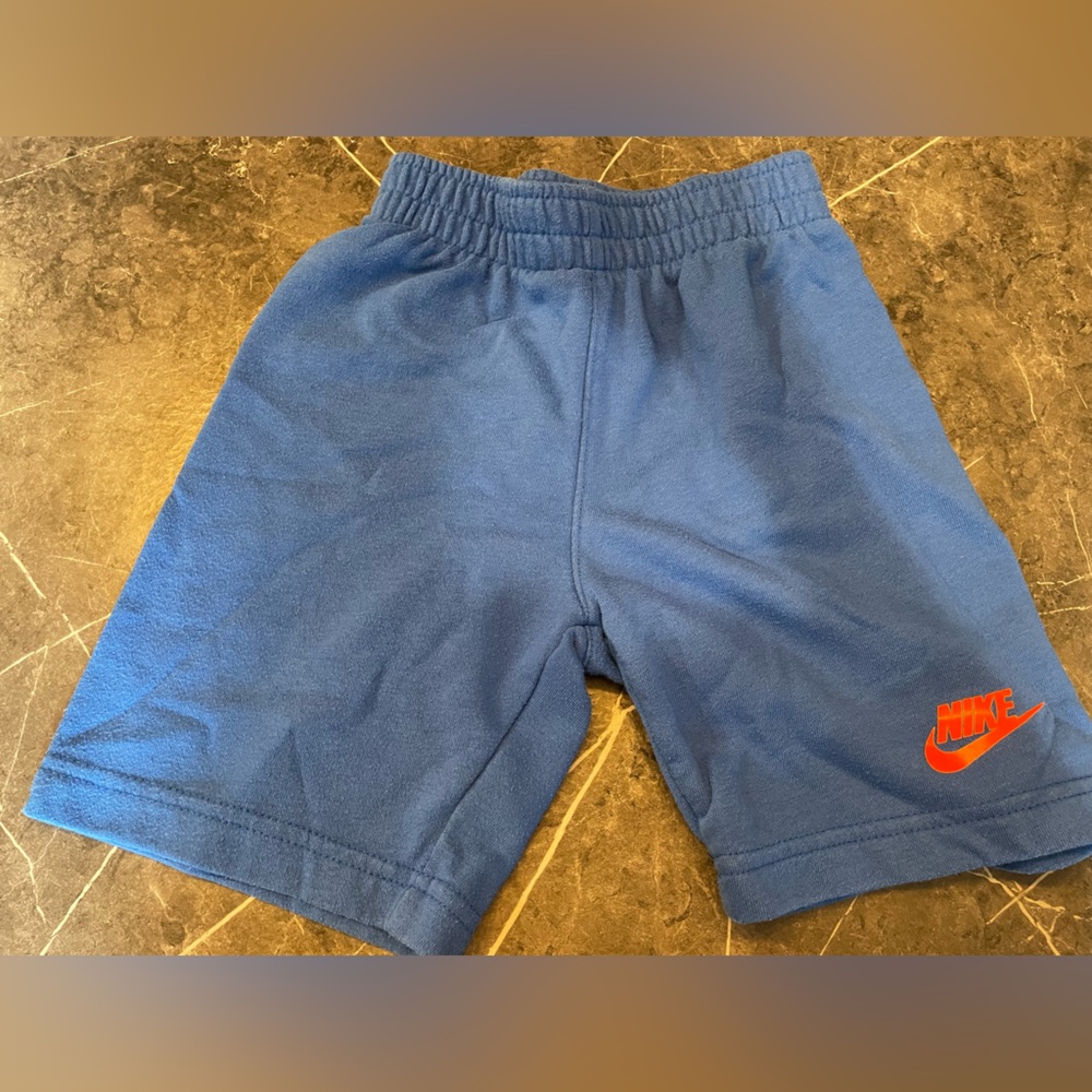 Boys NIKE shorts, size 6